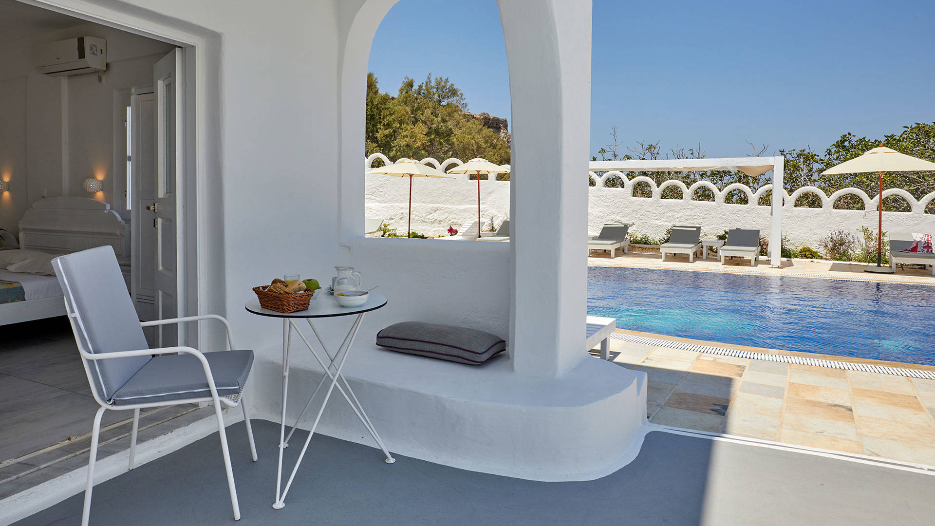 
Santorini View Hotel with Terrace Patio and sharing swimming pool