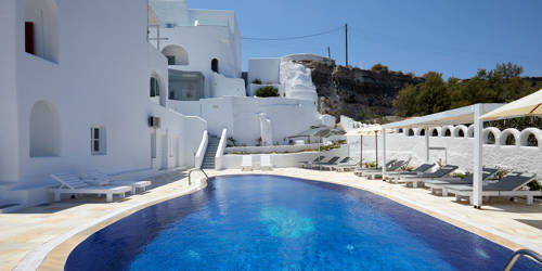 
Santorini View Hotel with white rooms, swimming pool, sunbeds and pergola