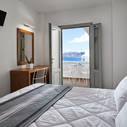  
Santorini View δωμάτιο ξενοδοχείου με διπλό κρεβάτι, μπαλκόνι και θέα στη θάλασσα