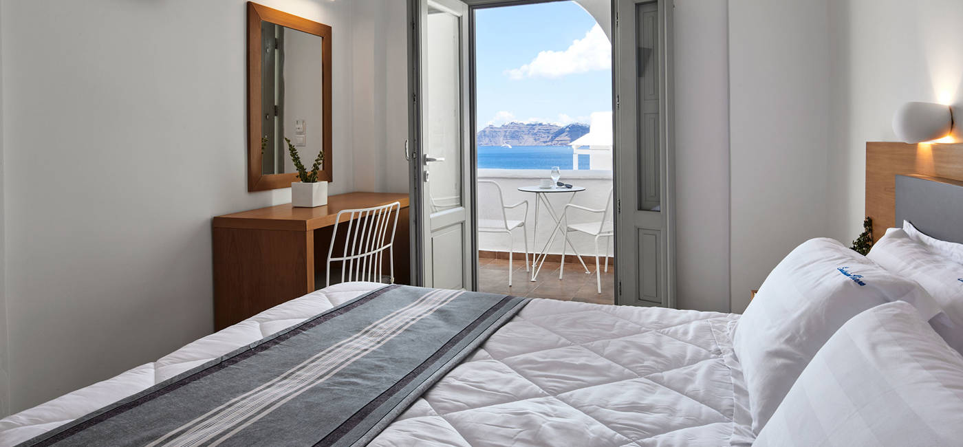 
Santorini View δωμάτιο ξενοδοχείου με διπλό κρεβάτι, μπαλκόνι και θέα στη θάλασσα