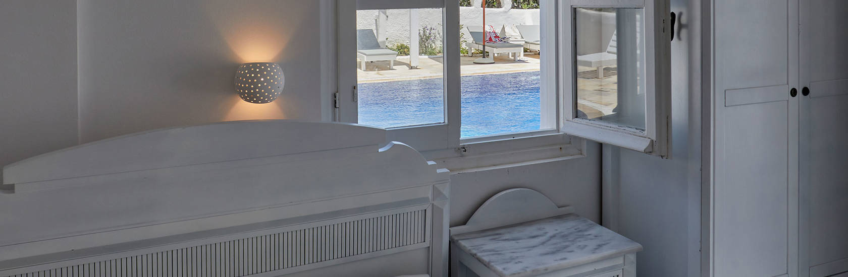Santorini View Hotel Υπνοδωμάτιο με διπλό κρεβάτι και θέα στην πισίνα
