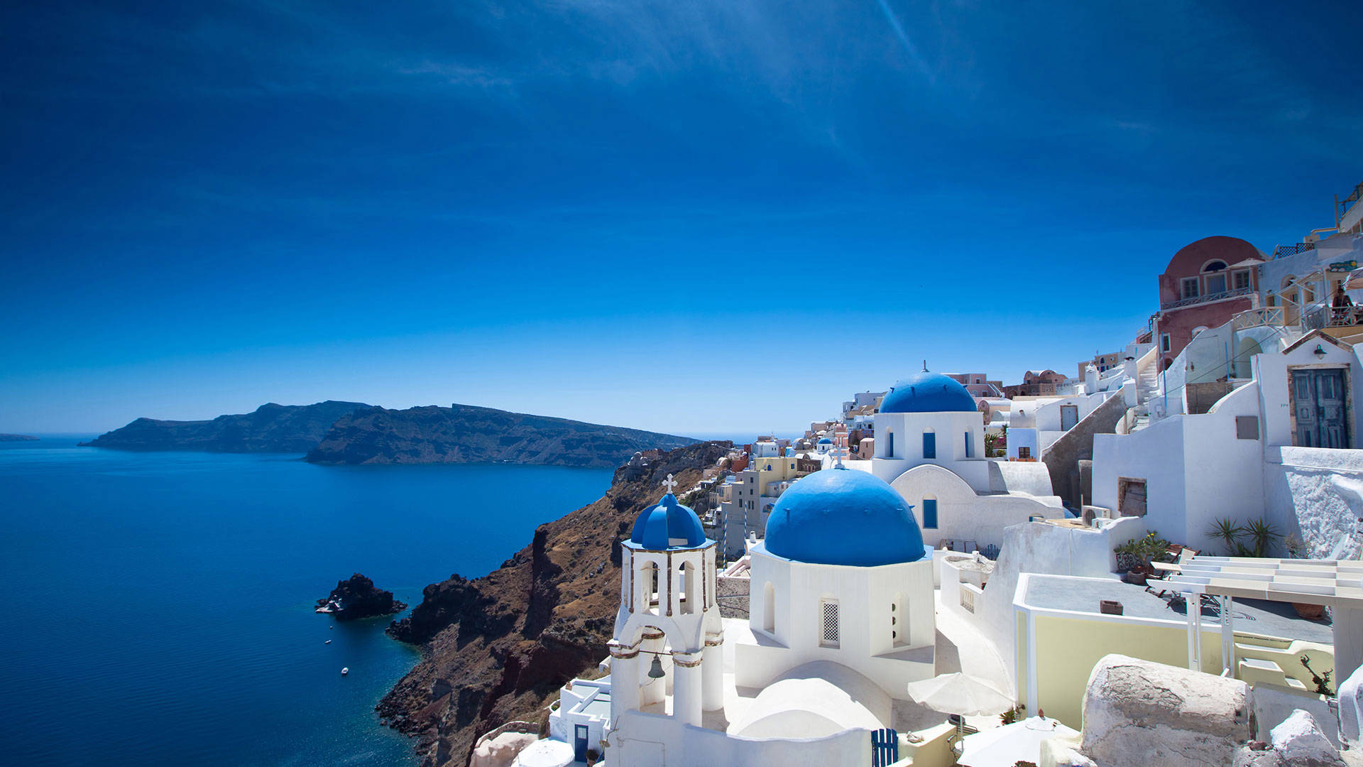 
Santorini's vista: The white houses of the villages stand tall above the craters, providing a striking contrast against the azure waters of the Aegean.