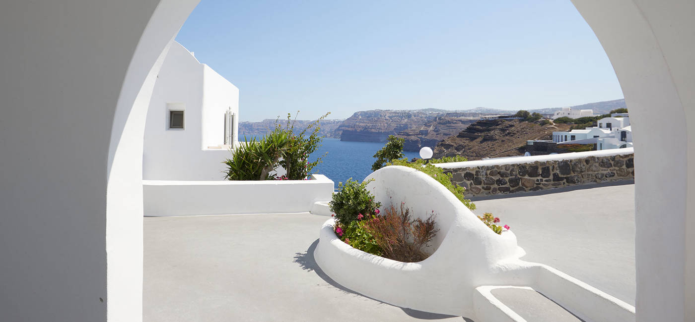 
Santorini View Hotel όμορφο αίθριο με κήπους και θέα στη θάλασσα